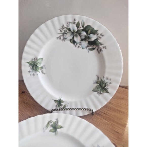 Vintage Royal Albert Salad/Lunch Plates 8 1/4" Set of 5 Trillium Pattern - Picture 1 of 10